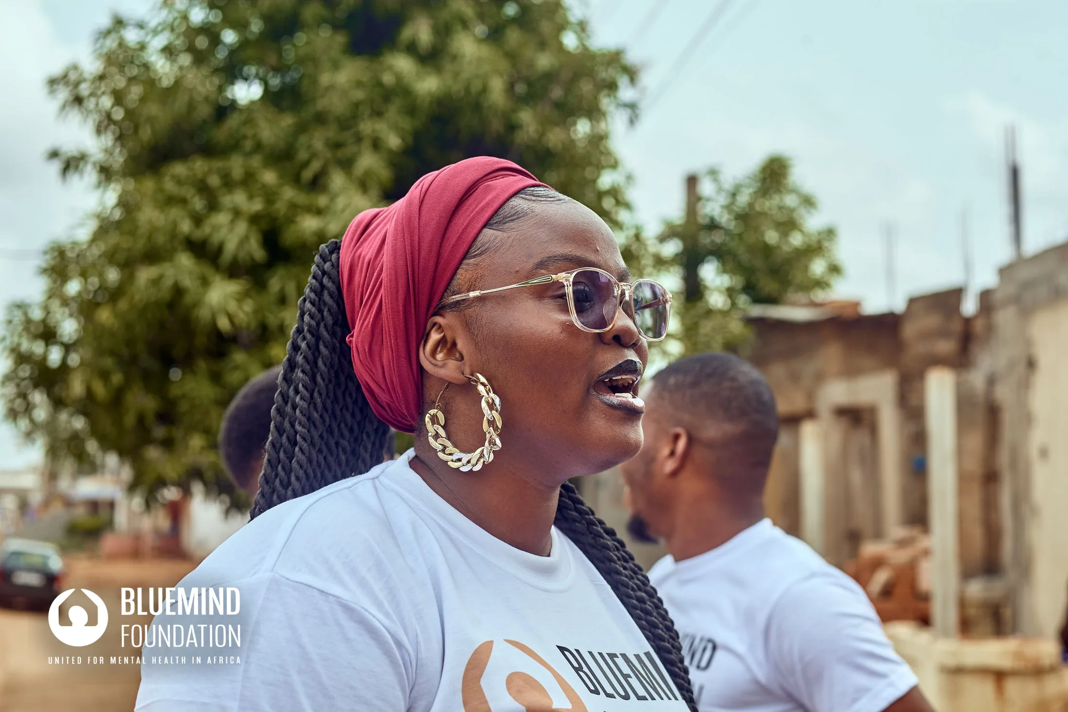 Jeune ambassadrice prenant la parole pendant une action communautaire Bluemind Foundation.
