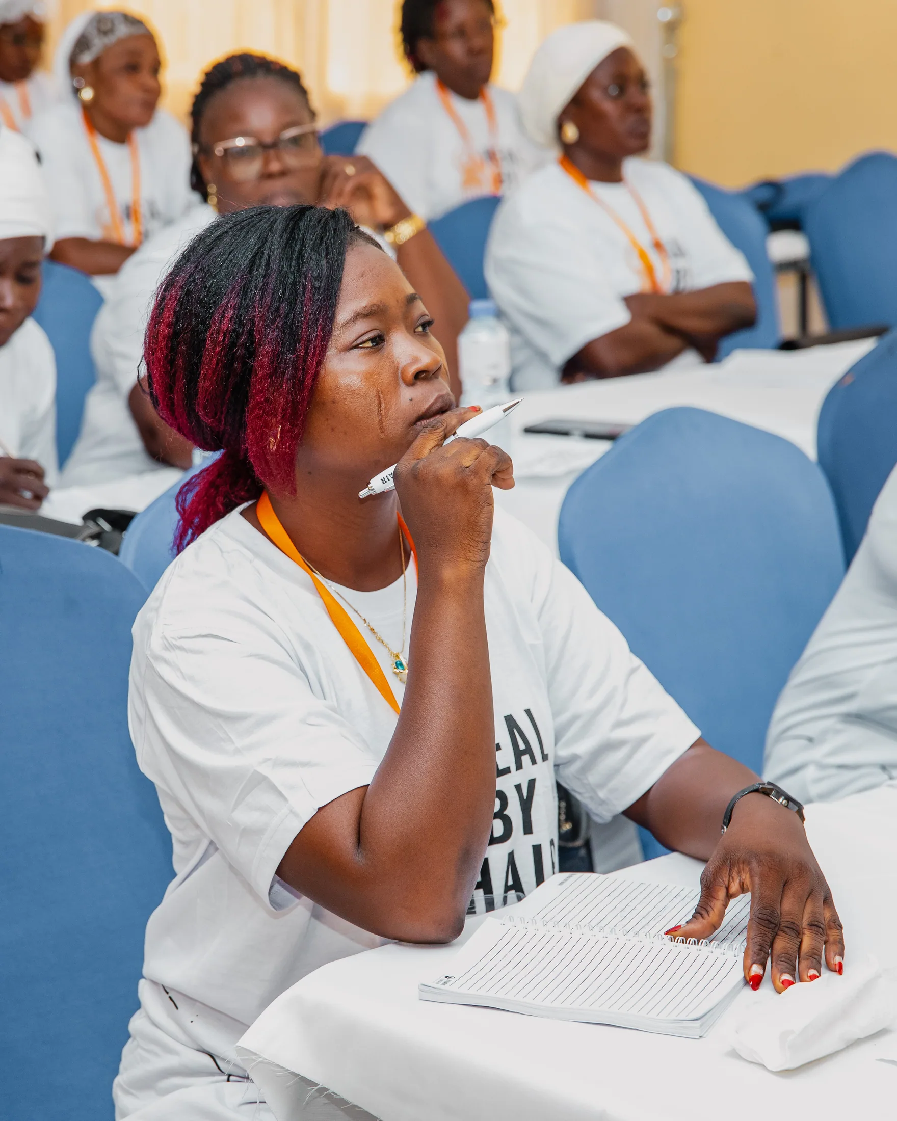 Ambassadrice Heal by Hair à l’écoute pendant une session de formation