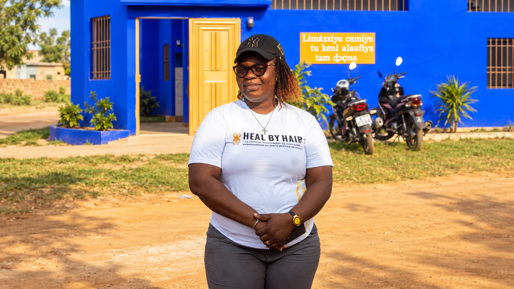 Ambassadrice Heal by Hair souriante lors d'une session de formation en salle.