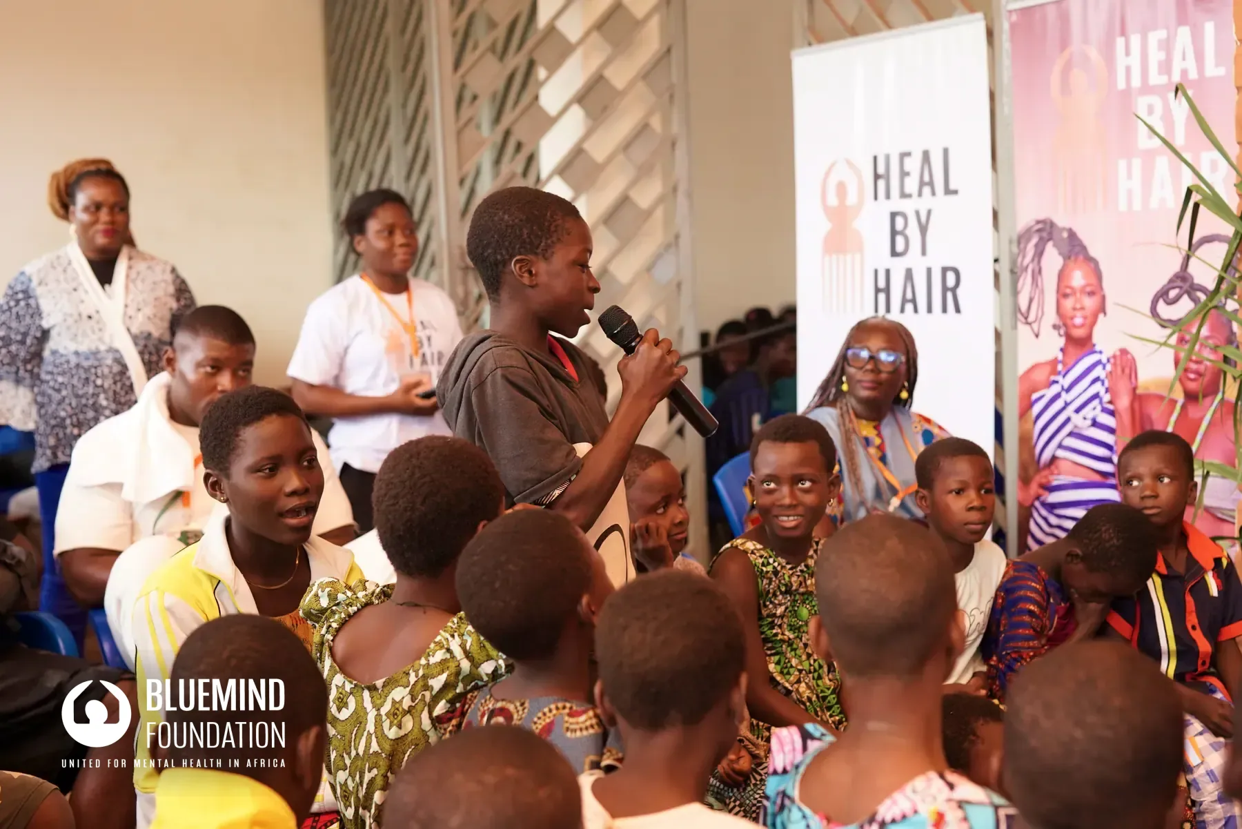 Jeune participant prenant la parole lors d’une session communautaire Heal by Youth.