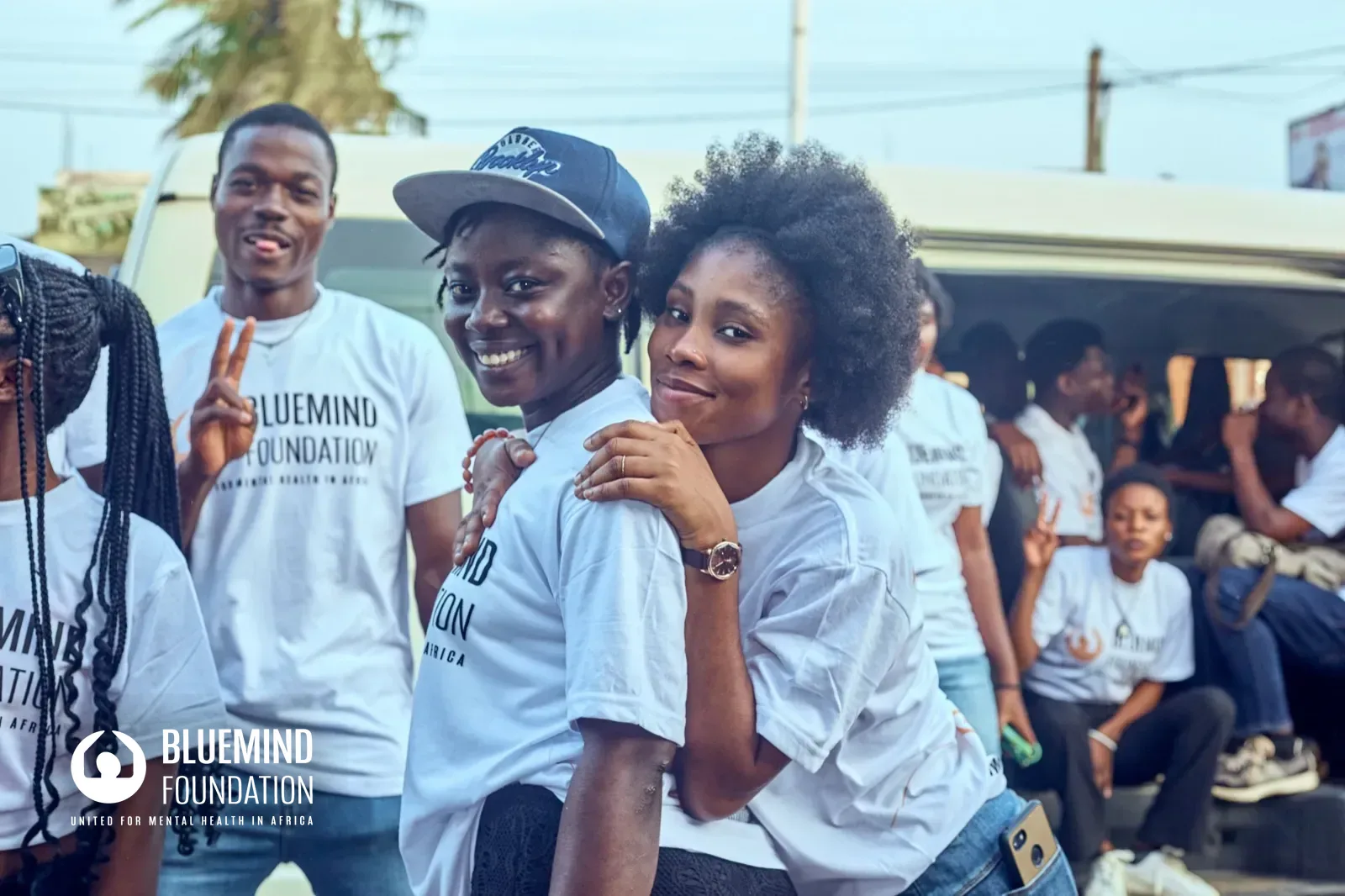 Jeunes ambassadeur⋅rice⋅s complices, se soutenant.