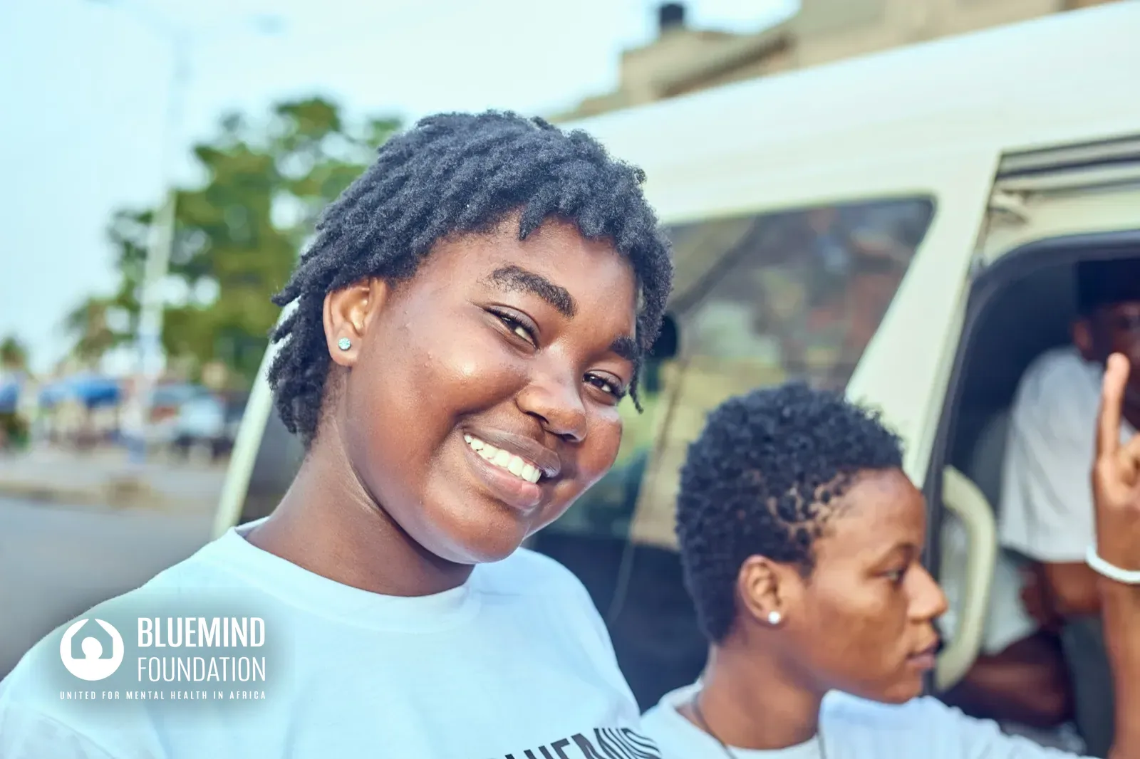 Deux jeunes ambassadrices souriantes.